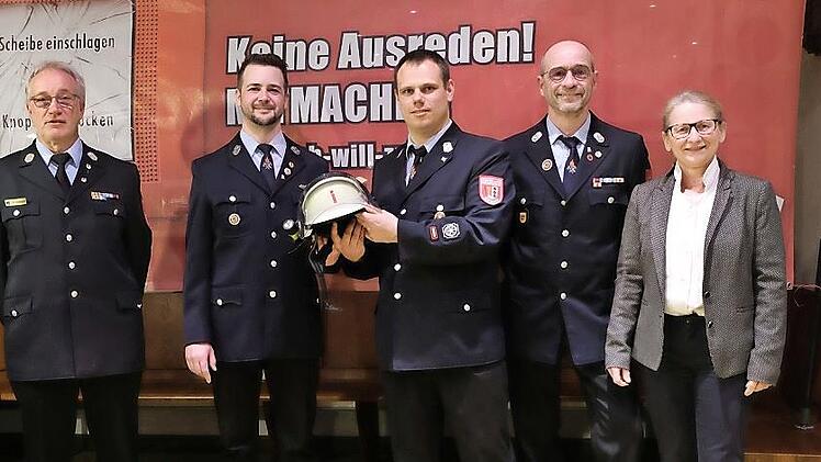 Kreisbrandmeister Elmar Eisenmann (links) und stellvertretende Bürgermeisterin Elisabeth Assmann (rechts) gratulieren dem neuen ersten Kommandanten Dominik Ebert (2. von links). Ehrenkommandant Dieter Ebert (2. von rechts) und scheidender Kommanda...