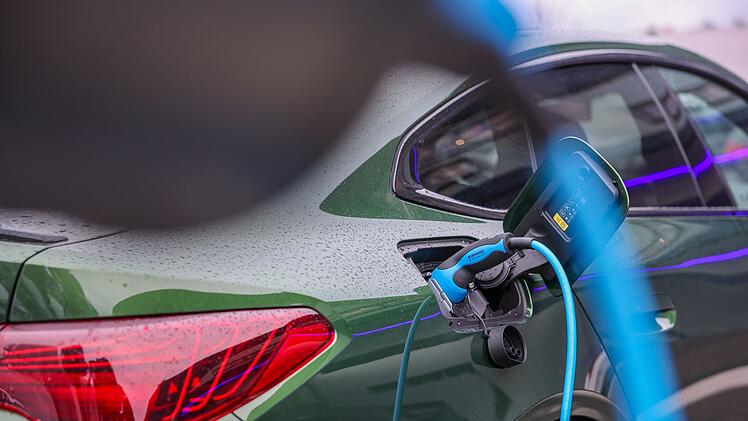 Elektroauto l&auml;dt an Lades&auml;ule