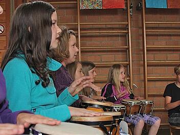 Trommeln für das Schulmodell  Flexible Grundschule: In Dittlofsroda geschieht dies auch auf übertragene Weise.  Fotos: Gerd Schaar