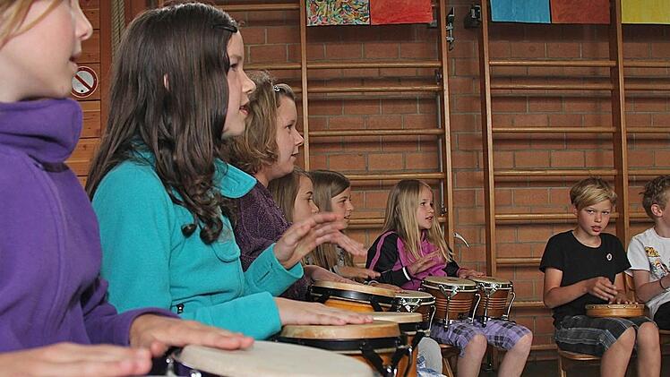 Trommeln für das Schulmodell  Flexible Grundschule: In Dittlofsroda geschieht dies auch auf übertragene Weise.  Fotos: Gerd Schaar