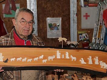 Holzkünstler Kurt Müller zeigt seine weihnachtliche Krippe zum Aufhängen an der Wand. Fotos: Gerd Schaar