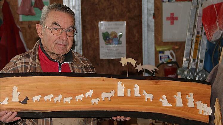 Holzkünstler Kurt Müller zeigt seine weihnachtliche Krippe zum Aufhängen an der Wand. Fotos: Gerd Schaar