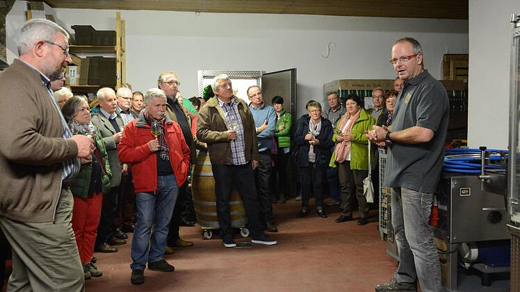 Georg Zang stellt dem Hammelburger Weinbauverein seinen Betrieb in Sommerach vor. Foto: Elisabeth Assmann