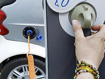 Nicht nur die große Politik möchte mehr Elektrofahrzeuge auf den Straßen sehen, sondern auch der Landkreis würde diese Entwicklung gerne forcieren. Doch ist die Einrichtung einer Ladesäule und deren Betrieb das richtige Signal? Foto: imago/Jochen Tack