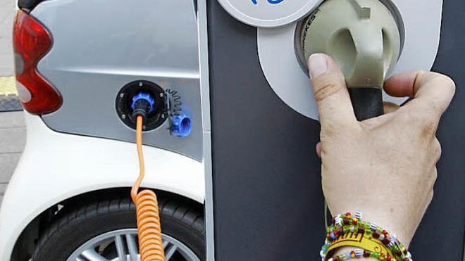 Nicht nur die große Politik möchte mehr Elektrofahrzeuge auf den Straßen sehen, sondern auch der Landkreis würde diese Entwicklung gerne forcieren. Doch ist die Einrichtung einer Ladesäule und deren Betrieb das richtige Signal? Foto: imago/Jochen Tack