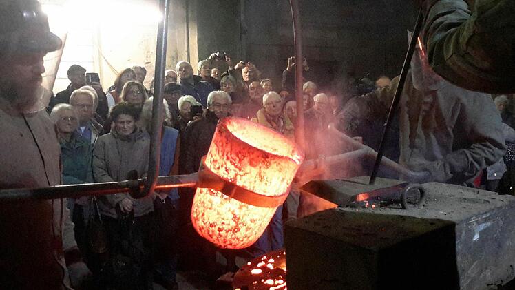 Hautnah konnten die Bad Brückenauer den Guss ihrer neuen Glocken für die Friedenskirche und das Gotteshaus in Eckarts verfolgen. Sie waren fasziniert von der Konzentration und Gelassenheit, die die Glockengießer bei ihrer schwierigen Arbeit an den Tag legen. Foto: Rolf Pralle