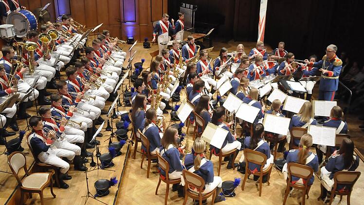 Das Jugendmusikkorps Bad Kissingen spielt den Auftakt zum "Bad Kissinger Winterzauber 2016/ 2017". Foto: Peter Klopf