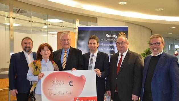 Symbolische Scheck&uuml;bergabe (von links) an Stefan und Marion M&uuml;ller mit Innenminister Joachim Herrmann. Mit im Bild Roland Stopfer und Reinhard Lugschi von der Sparkasse sowie der Pr&auml;sident der Herzogenauracher Rotarier, Alfred Sammetinger Fotos: Bernhard Panzer