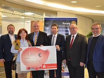 Symbolische Scheckübergabe (von links) an Stefan und Marion Müller mit Innenminister Joachim Herrmann. Mit im Bild Roland Stopfer und Reinhard Lugschi von der Sparkasse sowie der Präsident der Herzogenauracher Rotarier, Alfred Sammetinger Fotos: Bernhard Panzer