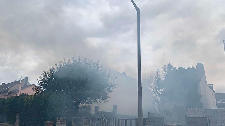 In Zirndorf ist ein Feuer in einer Gartenhütte ausgebrochen. Die Flammen gingen sogar bis auf das Wohnhaus über, ehe die Feuerwehr den Brand unter Kontrolle bekommen konnte. Foto: NEWS5 / Maurer