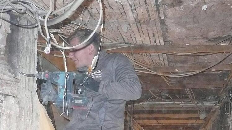 Die Handwerker haben alle Hände voll zu tun, um das Haus wieder nutzbar zu machen.