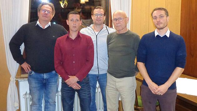 Der SPD-Kreisvorsitzende Norbert Schaub (Bildmitte) gratulierte der neuen Bad Br&uuml;ckenauer F&uuml;hrungsriege mit (von links) Ralf Ke&szlig;ler, Florian Wildenauer, Helmut Sharp und David Fronczek zur einstimmigen Wahl.Foto: Rolf Pralle