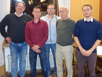 Der SPD-Kreisvorsitzende Norbert Schaub (Bildmitte) gratulierte der neuen Bad Brückenauer Führungsriege mit (von links) Ralf Keßler, Florian Wildenauer, Helmut Sharp und David Fronczek zur einstimmigen Wahl.Foto: Rolf Pralle