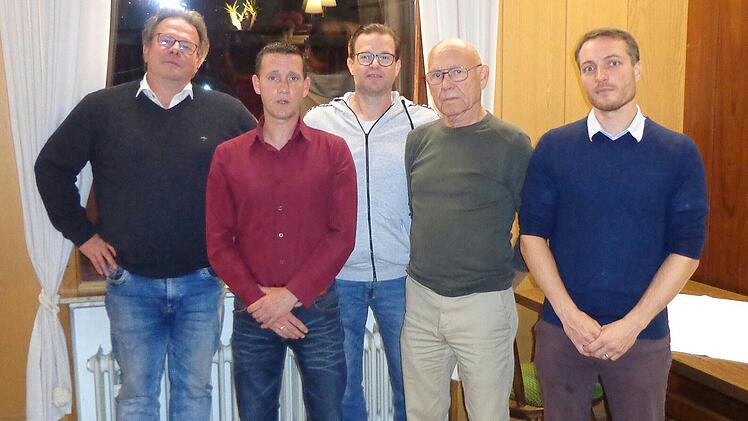 Der SPD-Kreisvorsitzende Norbert Schaub (Bildmitte) gratulierte der neuen Bad Brückenauer Führungsriege mit (von links) Ralf Keßler, Florian Wildenauer, Helmut Sharp und David Fronczek zur einstimmigen Wahl.Foto: Rolf Pralle