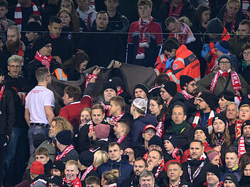 Fu&szlig;ball-Fan stirbt bei Pokalspiel - beide Fanblocks werden ruhig