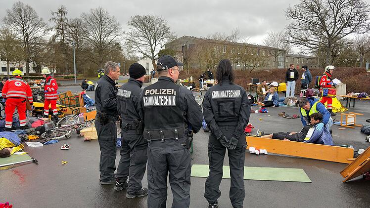 160 Einsatzkr&auml;fte proben den Ernstfall: Auto rast in Menschenmenge bei fiktivem Anschlag