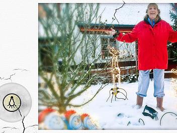 Eva-Maria Preibisch in ihrem leuchtenden Weihnachtsgarten in Forchheimer Stadtteil Burk.  Foto: Nikolas Pelke