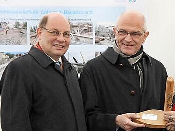 Übergabe des Staffelstabs (von links): Coburgs Dritter Bürgermeister Hans-Heinrich Ulmann, Bezirkstagspräsident Günther Denzler und Umwelt-Staatssekretärin Melanie Huml. Fotos: Simone Bastian