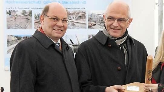 Übergabe des Staffelstabs (von links): Coburgs Dritter Bürgermeister Hans-Heinrich Ulmann, Bezirkstagspräsident Günther Denzler und Umwelt-Staatssekretärin Melanie Huml. Fotos: Simone Bastian