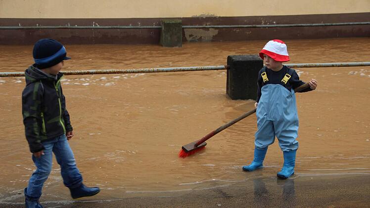 Auch die Kleinen halfen in Burglauer beim Aufräumen. Foto: Heike Beudert