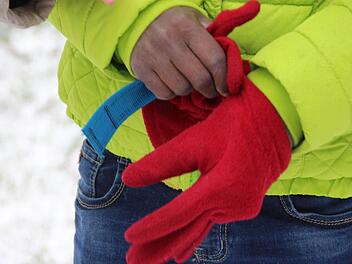 Zum Schutz vor unbekannter Kälte und Schnee zieht sich ein Jugendlicher aus Eritrea Handschuhe an. Fotos: Benedikt Borst