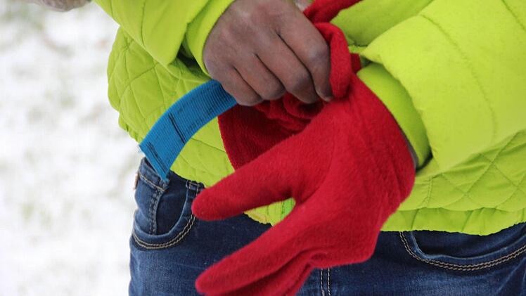 Zum Schutz vor unbekannter Kälte und Schnee zieht sich ein Jugendlicher aus Eritrea Handschuhe an. Fotos: Benedikt Borst