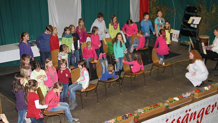 Mit einem fröhlichen Lied auf Stühlen erfreute der Nachwuchs die Besucher des Kreissängertags. Foto: Gerda Völk