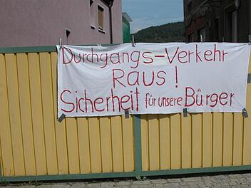 Es reicht: Mit Laken und Plakaten demonstrieren die Anlieger der Haupt- und der Haardstraße gegen den Durchgangsverkehr. Fotos: Ewald Kiesel