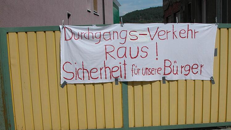 Es reicht: Mit Laken und Plakaten demonstrieren die Anlieger der Haupt- und der Haardstraße gegen den Durchgangsverkehr. Fotos: Ewald Kiesel