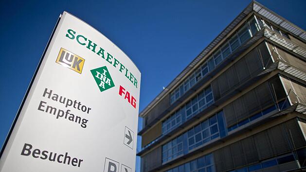 Der Eingang des Hauptsitzes der Schaeffler AG, aufgenommen in Herzogenaurach. Foto: Daniel Karmann/dpa
