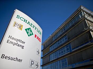 Der Eingang des Hauptsitzes der Schaeffler AG, aufgenommen in Herzogenaurach. Foto: Daniel Karmann/dpa