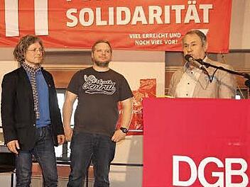 Im Beisein von DGB-Kreisvorsitzendem Heinz Gärtner (rechts) informierten Stefan Hofmann (Verdi, links) und Frank Hopfenmüller (IG Metall) über die aktuellen Tarifrunden. Foto: Stephan Stöckel