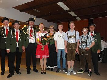 2. Schützenmeister Sandro Schmitt (li) präsentierte das Königshaus 2016 mit (von links) 1. Ritter Michael Wimmel, Schützenkönig Dieter Schmitt, Schützenliesl Birgit Schmitt, 2. Ritter Susanne Metz, 1. Jugendritter Christoph Metz, Jugendkönig Bastian Schmitt, 2. Jugendritter Felix Wimmel und Schießleiter Alexander Metz.