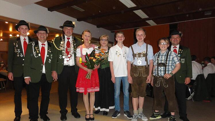 2. Schützenmeister Sandro Schmitt (li) präsentierte das Königshaus 2016 mit (von links) 1. Ritter Michael Wimmel, Schützenkönig Dieter Schmitt, Schützenliesl Birgit Schmitt, 2. Ritter Susanne Metz, 1. Jugendritter Christoph Metz, Jugendkönig Bastian Schmitt, 2. Jugendritter Felix Wimmel und Schießleiter Alexander Metz.