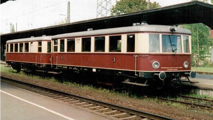 Ein Sonderzug Ebermannstadt - Forchheim am 5. Mai 2002 im Bahnhof Forchheim Foto: Günther Klebes