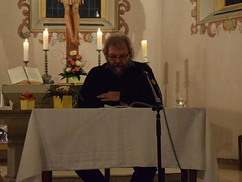 Roland Dier liest aus seiner Kurzgeschichte "Der Wachslieferant". Foto: Daniela Pondelicek