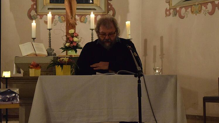 Roland Dier liest aus seiner Kurzgeschichte "Der Wachslieferant". Foto: Daniela Pondelicek