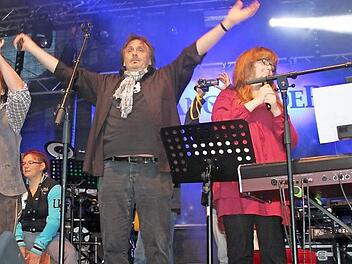 "Tausend Sterne" hieß der Song, den Udo Langer (Mitte) gemeinsam mit der Regens-Wagner-Band spielte und sang. Das Foto zeigt ihn zusammen mit (von links) Marcus Schießl, Margarte Köhler, Angelina Bauriedl, Linda Ott und Martin Zeck.  Foto: Stephan Stöckel