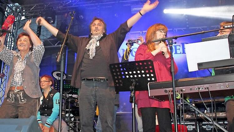 "Tausend Sterne" hieß der Song, den Udo Langer (Mitte) gemeinsam mit der Regens-Wagner-Band spielte und sang. Das Foto zeigt ihn zusammen mit (von links) Marcus Schießl, Margarte Köhler, Angelina Bauriedl, Linda Ott und Martin Zeck.  Foto: Stephan Stöckel
