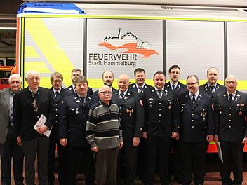 Ehrungen bei der Feuerwehr (von links): Karl K&ouml;rber, Georg Sell, Helmut Scheller, Stefan Zepuntke, Peter M&ouml;hres, Georg Stein, Adam Hofmann, Walter Emmert, Stefan Ruppert und Florian M&uuml;ller. Foto: Sebastian Sebald