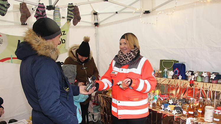 Schon seit mehr als 20 Jahren ist das BRK auf dem Nikolausmarkt vertreten. Neben der Tombola wurden auch Badezusätze in diesem Jahr verkauft. Foto: Michael Stelzner