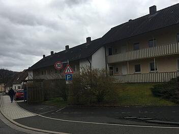 In Petzmannsberg will die Stadt ein neues Mehrfamilienwohnhaus mit barrierefreien Wohnungen bauen. Seit zwei Jahren geht nichts voran, weil sich eine Mieterin weigert auszuziehen. Gestern kam der Fall vor dem Landgericht Bayreuth zur Sprache.Stephan Tiroch