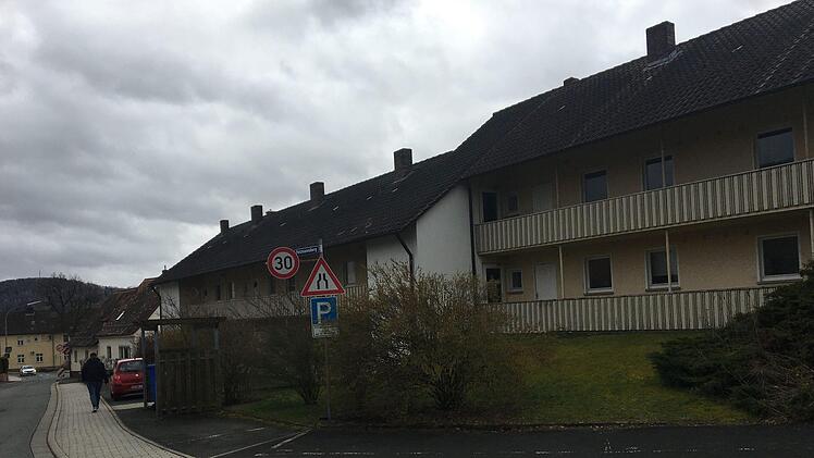 In Petzmannsberg will die Stadt ein neues Mehrfamilienwohnhaus mit barrierefreien Wohnungen bauen. Seit zwei Jahren geht nichts voran, weil sich eine Mieterin weigert auszuziehen. Gestern kam der Fall vor dem Landgericht Bayreuth zur Sprache.Stephan Tiroch