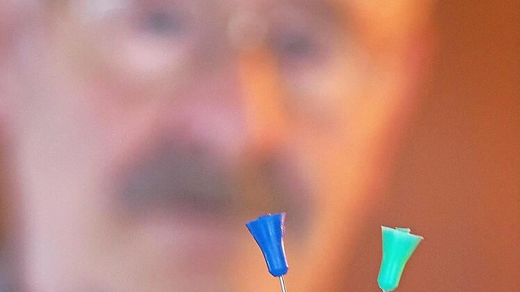 Diese Pfeile hat der Anwohner in seinem Garten am Gustav-Hirschfeld-Ring entdeckt. Foto: Christoph Winter