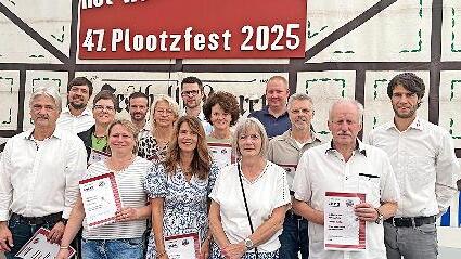 Ehrungen für 25 Jahre Mitgliedschaft, mit im Bild Vorstand Lorenz Brust (links hinten) und Tobias Emmer (rechts).