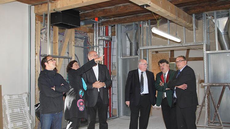 Die Architekten Stephan Häublein (links) und Christoph Gatz (Dritter von links) im Gespräch mit Marion Resch-Heckel.  Von rechts: Bürgermeister Schaar, Landrat Söllner und Regierungspräsident Wenning.