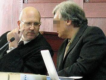 Ein mutmaßlicher Millionenbetrüger (rechts) muss sich seit Montag vor dem Landgericht in Bayreuth verantworten. Das Bild zeigt den 54-jährigen Bayreuther, der auch versucht haben soll, einen Polizisten zu töten, mit einem seiner Verteidiger, Rechtsanwalt Alexander Schmidtgall aus Kulmbach. Foto: Stephan Herbert Fuchs