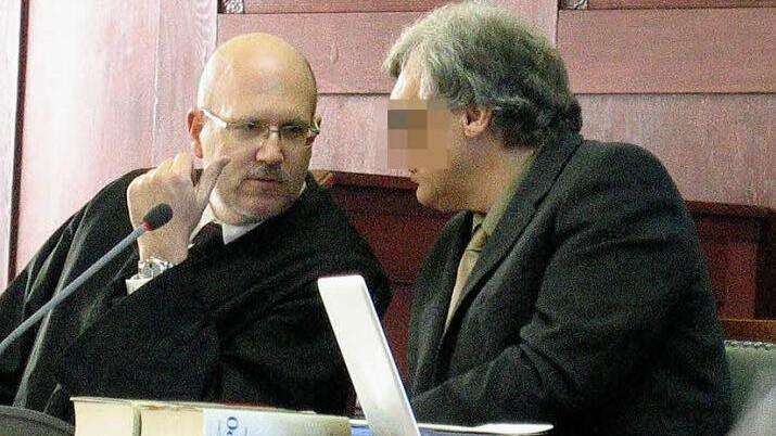 Ein mutmaßlicher Millionenbetrüger (rechts) muss sich seit Montag vor dem Landgericht in Bayreuth verantworten. Das Bild zeigt den 54-jährigen Bayreuther, der auch versucht haben soll, einen Polizisten zu töten, mit einem seiner Verteidiger, Rechtsanwalt Alexander Schmidtgall aus Kulmbach. Foto: Stephan Herbert Fuchs