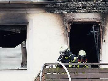 Über die Terrasse kämpfte sich die Feuerwehr in den ersten Stock des Hauses, dort fanden die Einsatzkräfte das tote Ehepaar. Foto: Tobias Köpplinger