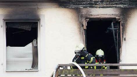 Über die Terrasse kämpfte sich die Feuerwehr in den ersten Stock des Hauses, dort fanden die Einsatzkräfte das tote Ehepaar. Foto: Tobias Köpplinger
